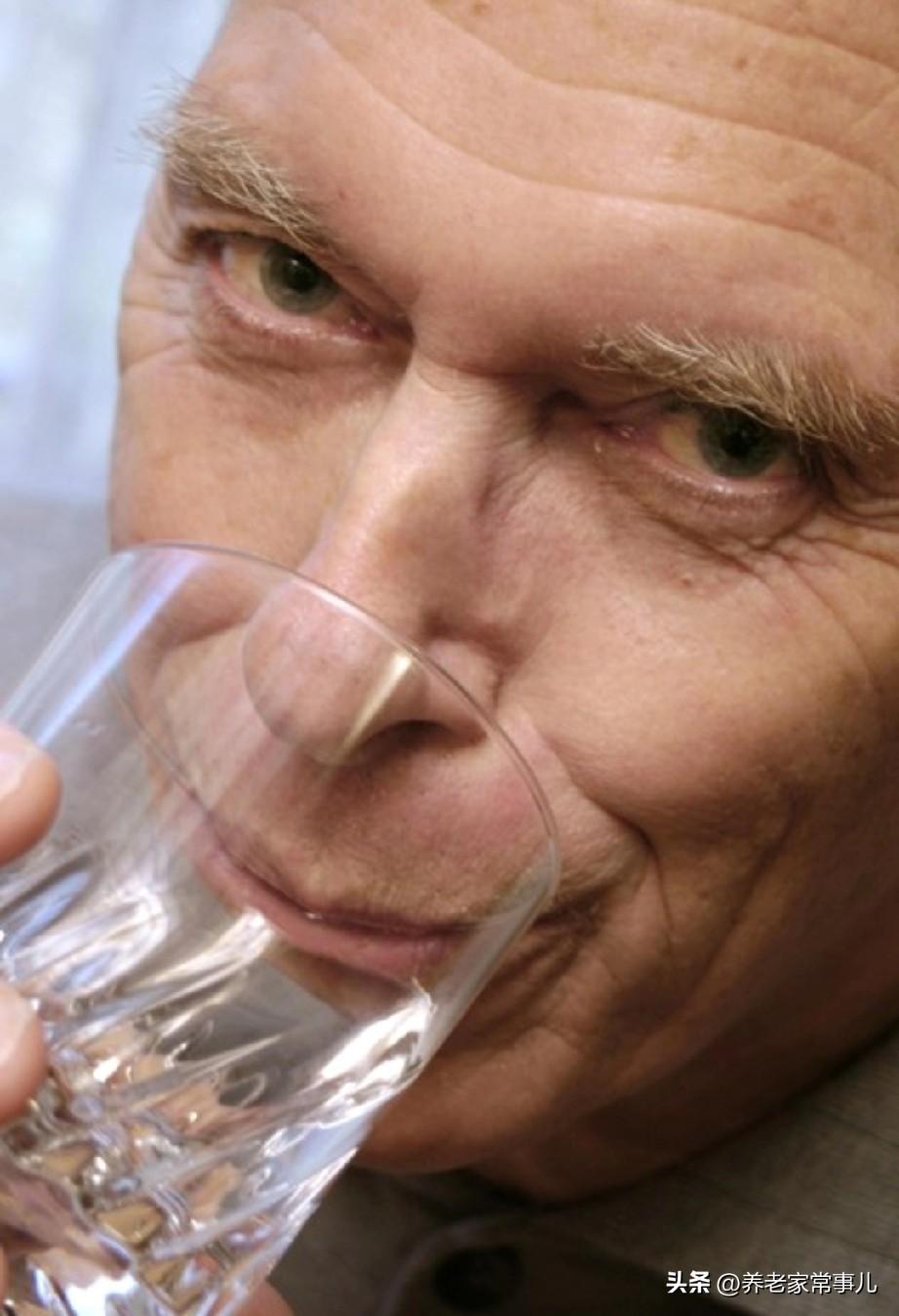 中老年人晨起5个小习惯，坚持30天，状态气质大变样
 
很多中老年人早上醒来，第