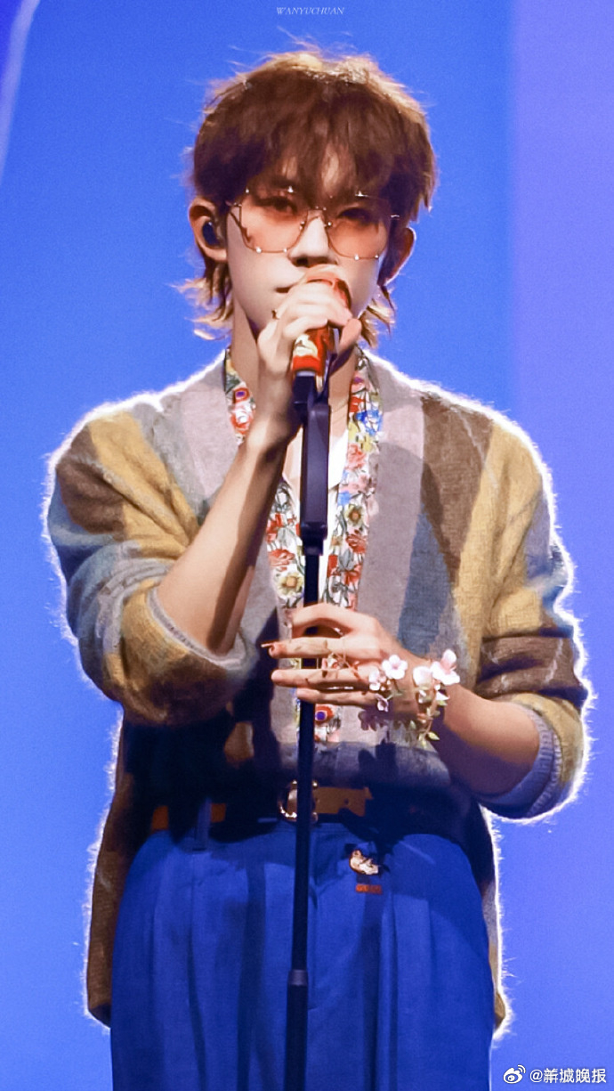 【谁和羊毛卷发型适配度最高？】羊毛卷慵懒随性，蓬松又有层次，凸显少年感，鹿晗..