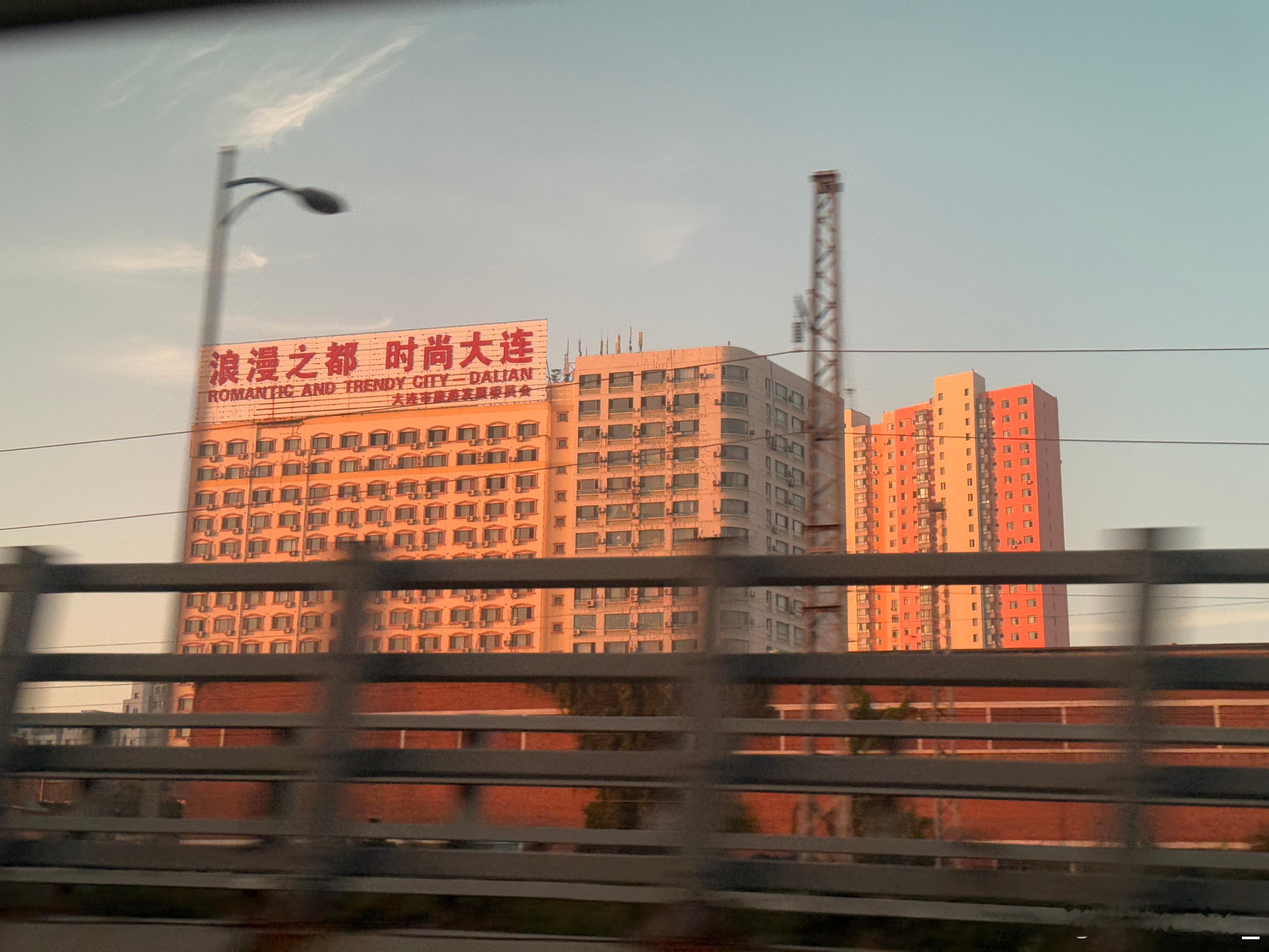 早小汉堡已经到机场了今儿回广州希望别被台风影响明天早上还有拍摄[苦涩]带着鱼骨鱿