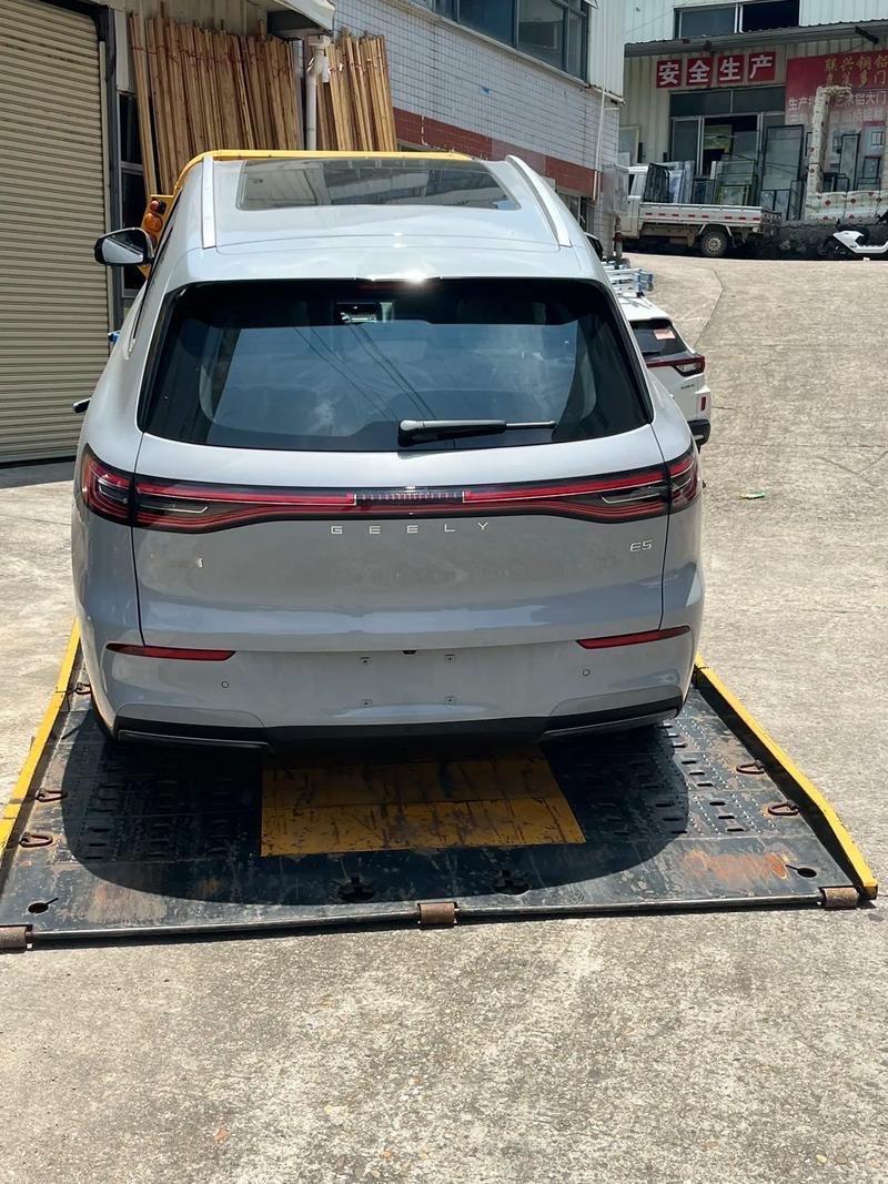 吉利银河E5后备箱竟是塑料做的？车主晒出后备箱塑料壳破大洞，
吉利4S店：是高分