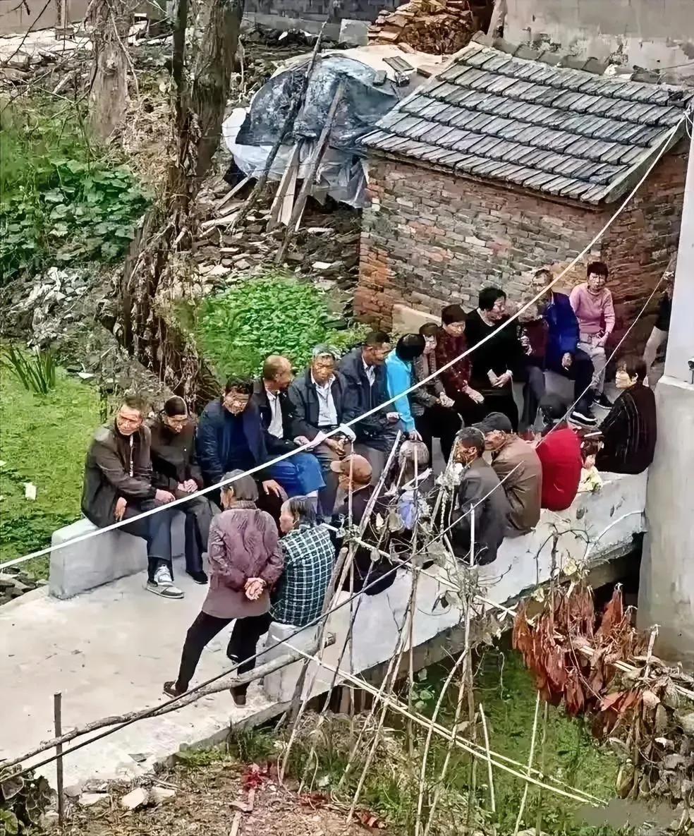 过年回家，一个人走过这段路，你慌不慌？
“娃，今年发财了吧？在哪上班啊？？？”
