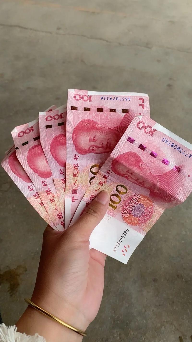 2月11日，重庆工程学院学生到银行兑500元零钱，出门竟发现多了1万元，赶紧还回