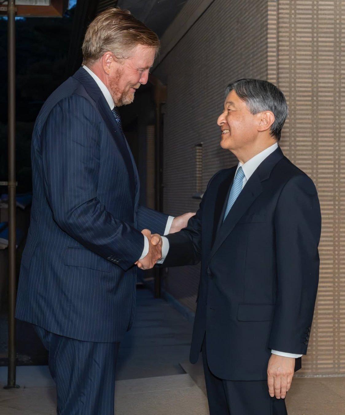 荷兰国王参观大阪世博会，和德仁天皇合影，两人身高差成为了反差萌。
德仁天皇的脸圆