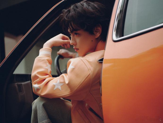 田栩宁橙色棒球服 田栩宁橙色棒球服，潮男田栩宁上线，侧颜杀就问谁能扛得住！ 