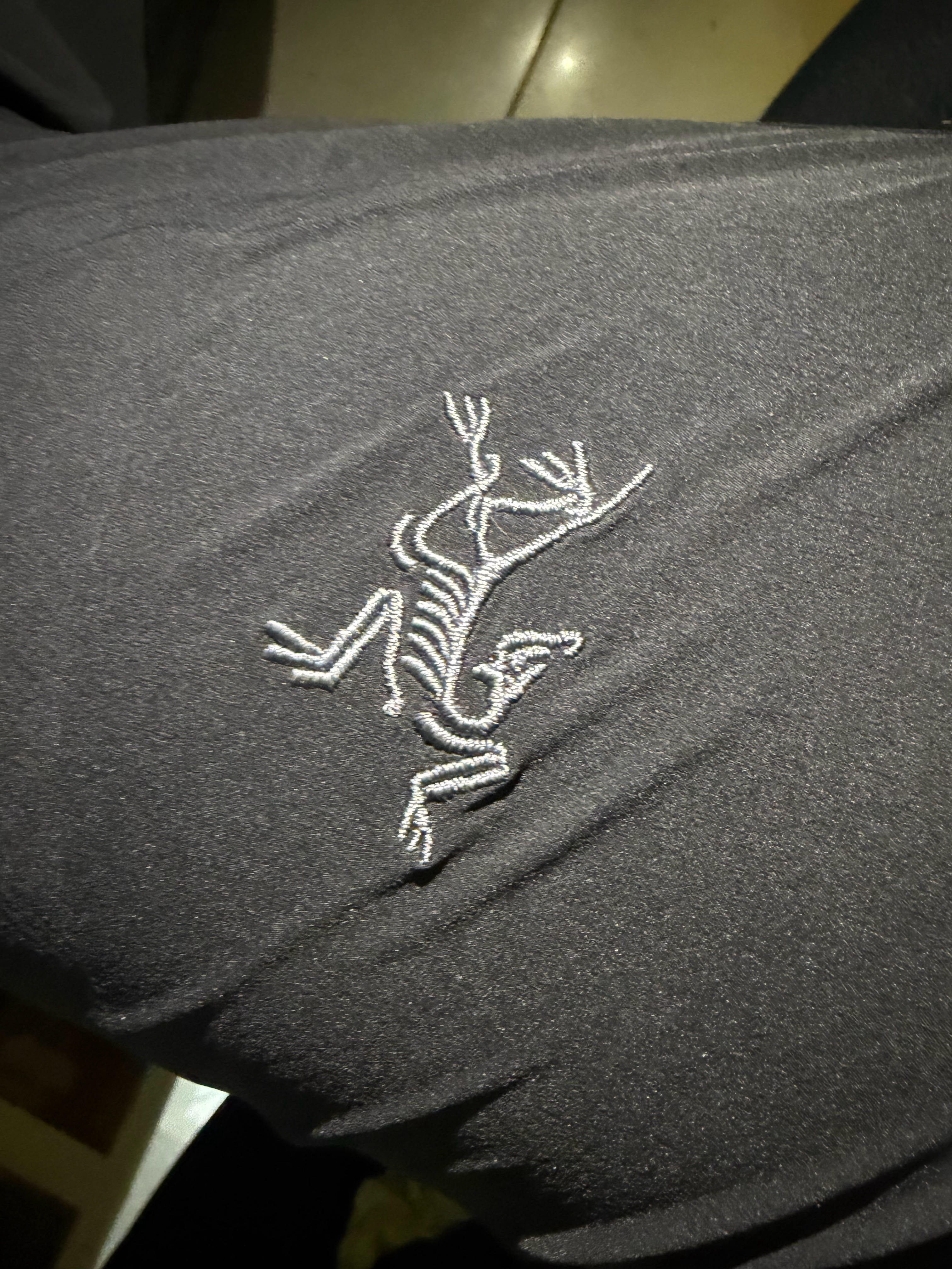 衣服不是刺绣，裤子竟然是，我还特地注意了一下。这个裤子真不错，很喜欢，被种草了，