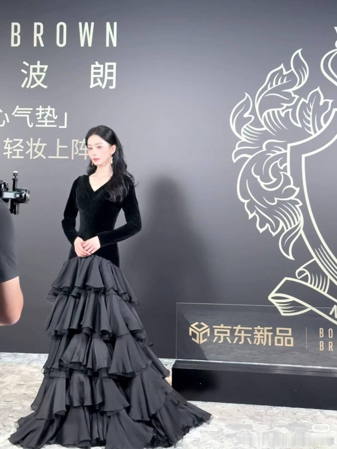刘诗诗还是和这种清冷大气的装扮最适配 ​​​