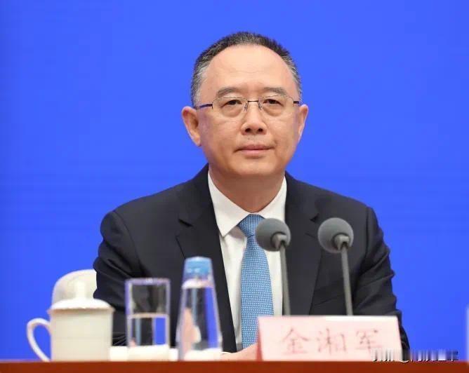 山西省原省长金湘军被双开，搞权色、钱色交易，无偿接受“保姆式”服务。山西发展不行