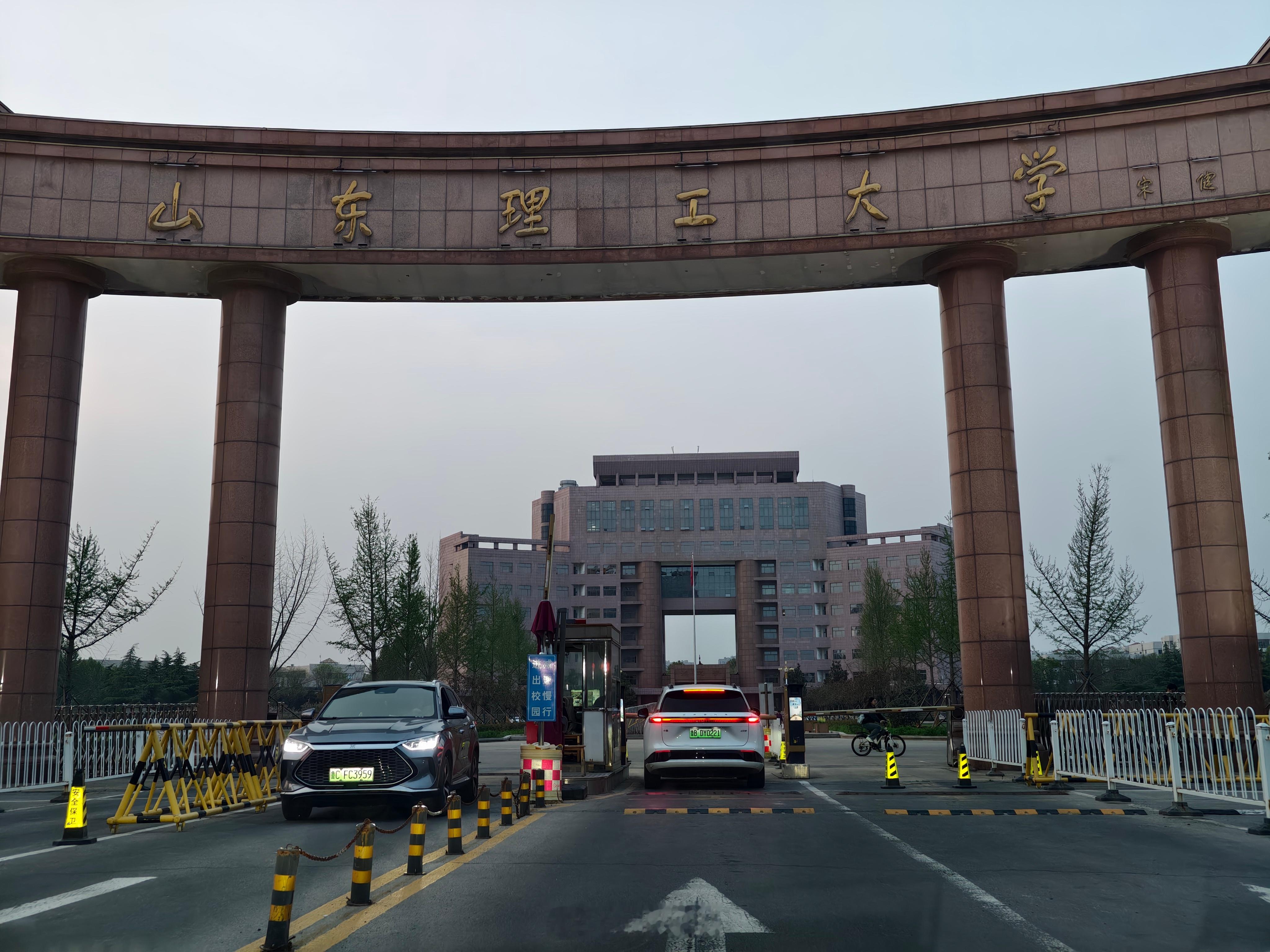 我与汽车的日常 今天受邀去山东理工大学做了场创业 分享，看着台下一张张稚嫩的脸庞