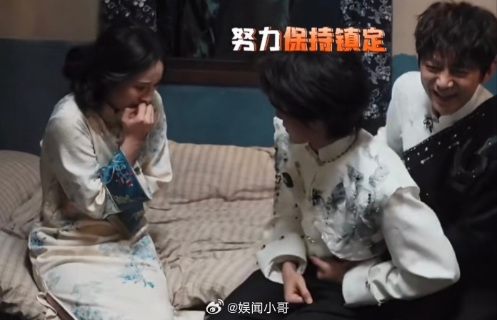 张真源的手就没离开过何老师密逃认妈妈这段反复回看笑到不行！明明吓得心慌，还得坐在