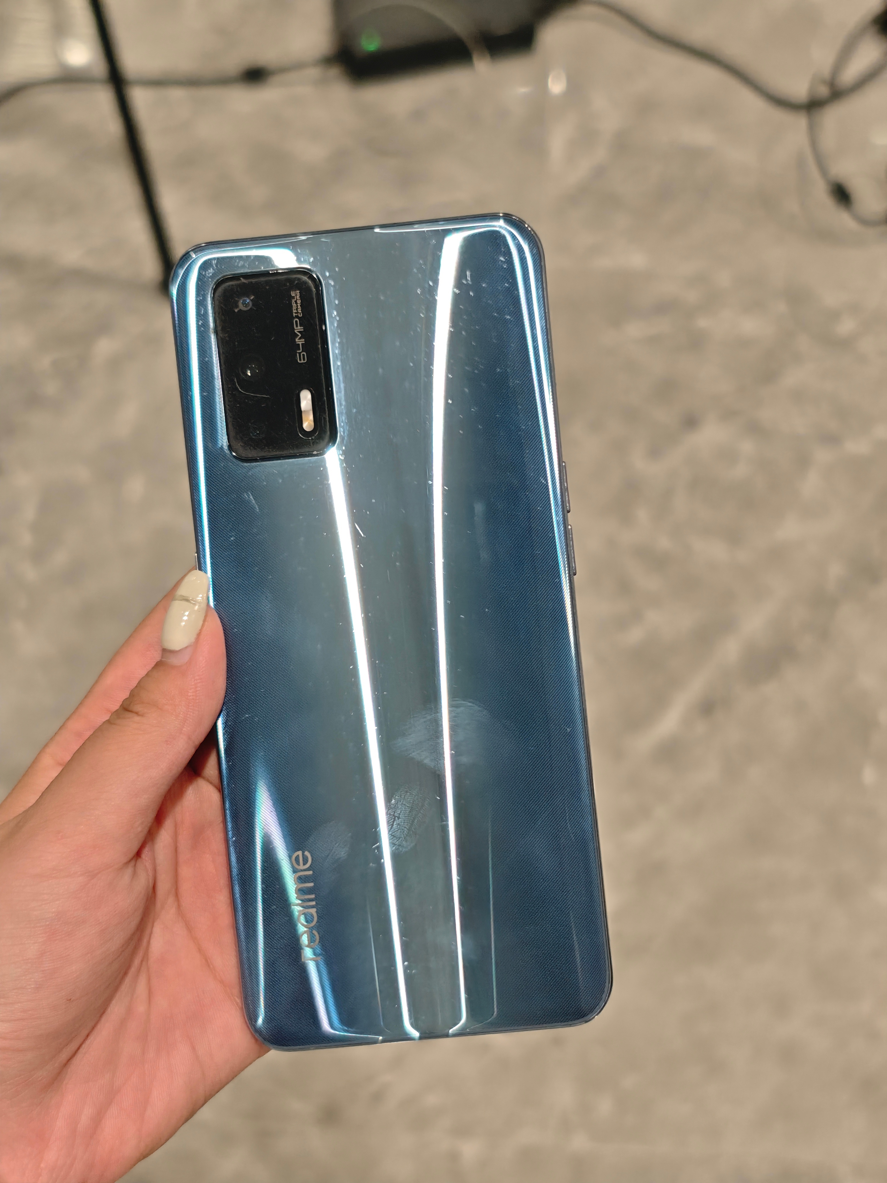 Realme GT也是挺有年代感的，这个光泽感现在还真不多见。火龙888能用到现