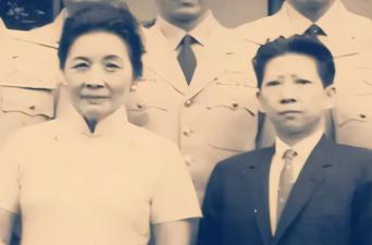 1941年，51岁的陈济棠携夫人，正坐在专机上，闭目养神。突然，被一名年轻女子喝