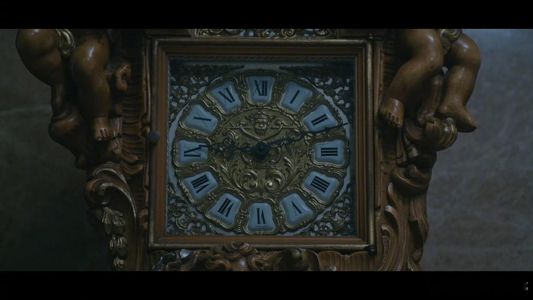 亲爱的X 雅珍的财阀未婚夫好可怕，他对雅珍的折磨深入灵魂：他将家中的表停在了9点