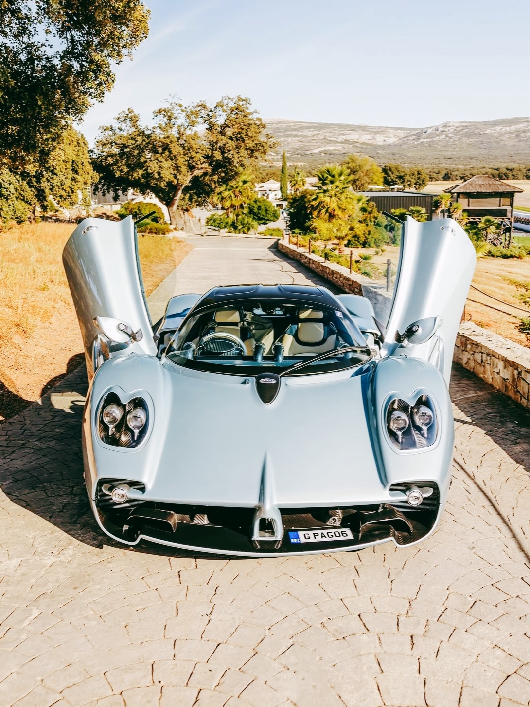 Pagani Utopia搭载 6.0L  AMG V12 发动机864 马力，