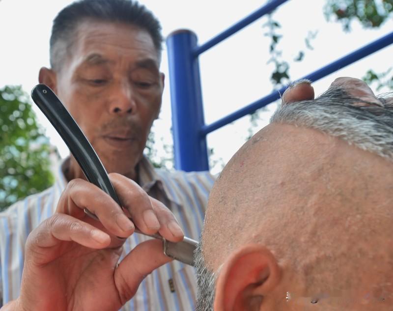 大爷花10元剃头后满头伤口不忍追责 天津这位67岁大爷的事儿，太让人感慨了。大爷