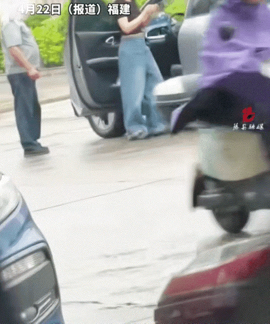 保安大爷这一巴掌，使出了洪荒之力，这回摊上事了吧。道歉拘留赔偿是一定的了，有句话