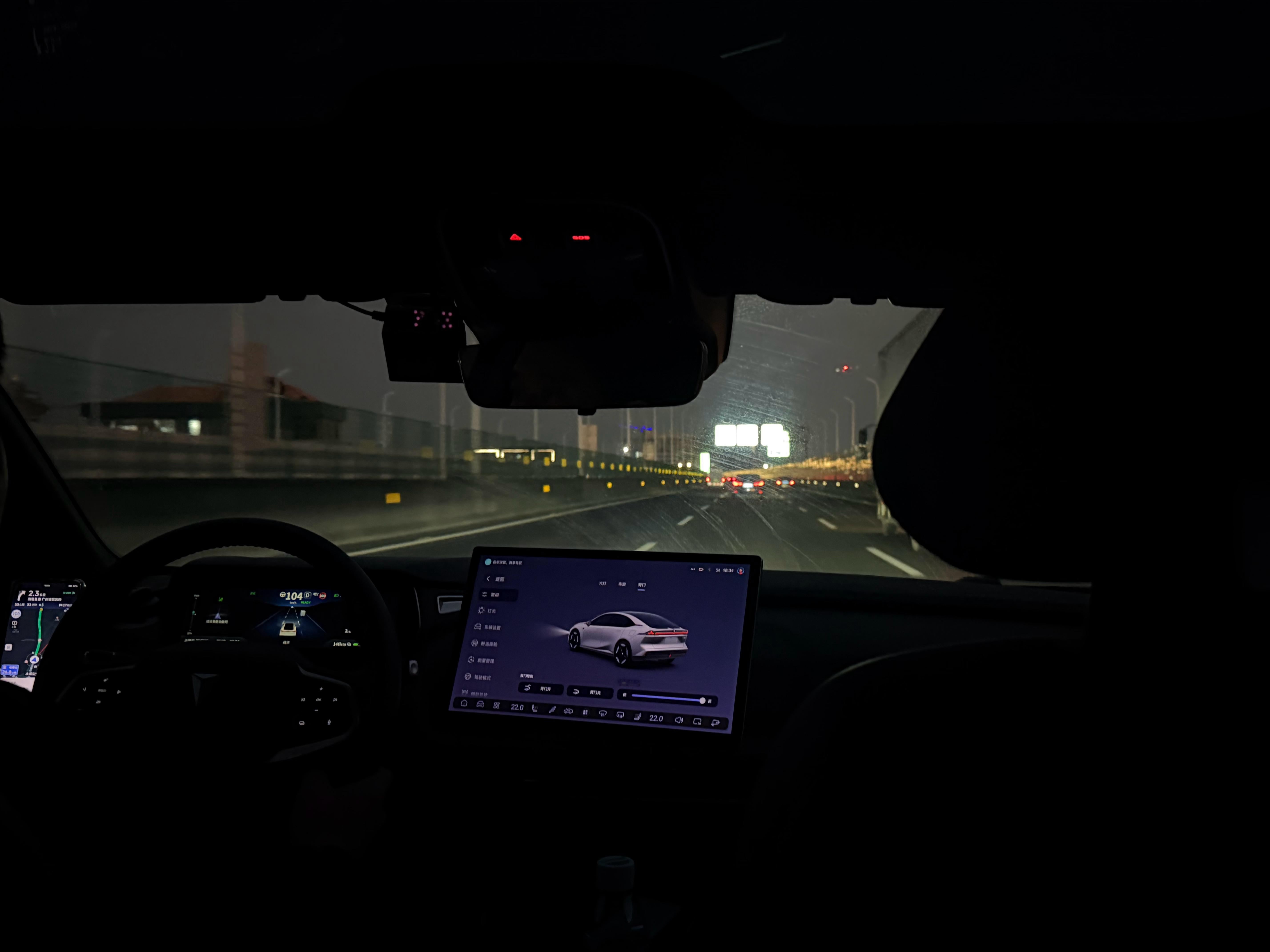 我一般坐后排玩手机不会晕车，但是深蓝SL03这个后排真的我快晕了。 