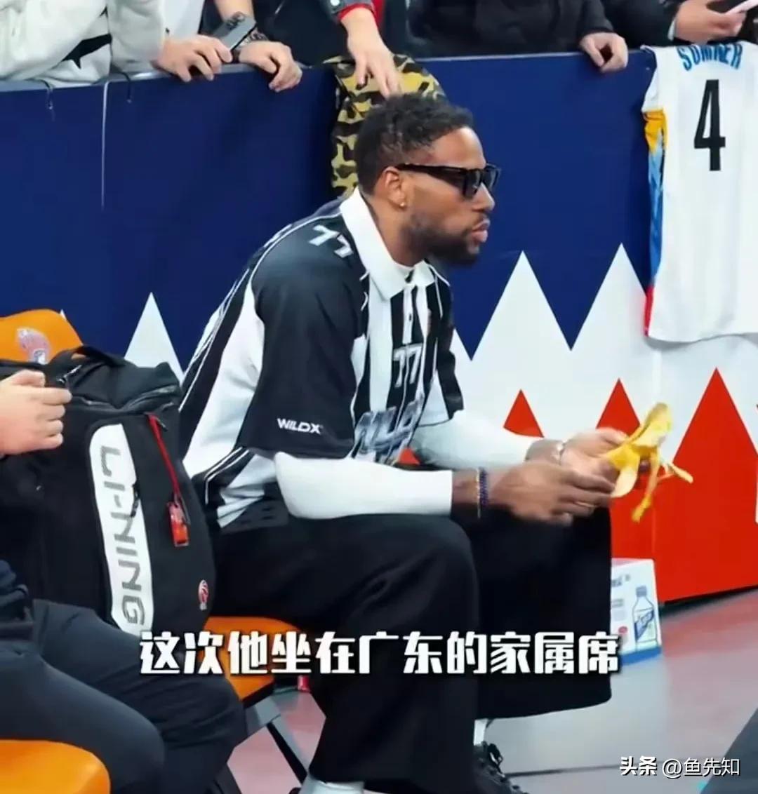 威姆斯要加入广东队的教练组了吗？上海队主场跟广东队的比赛，广东队的家属席上出现了