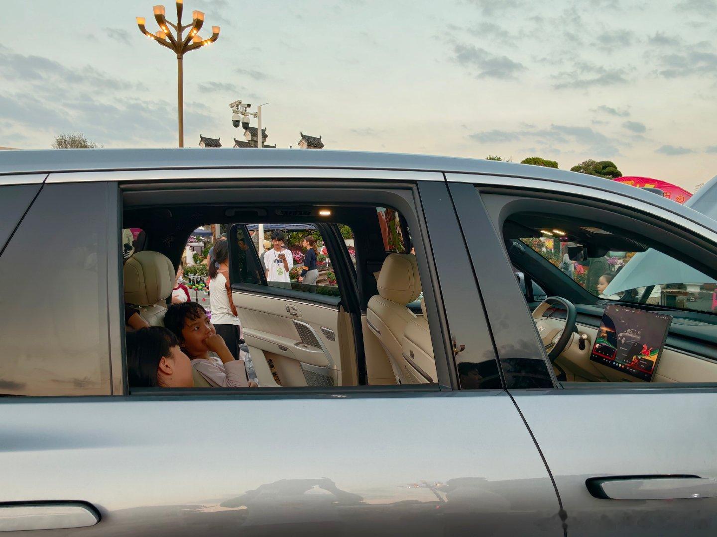 我就感觉每个花市里一定有车展就像广州花市一定有广汽集团，来到佛山顺德陈村新春花市