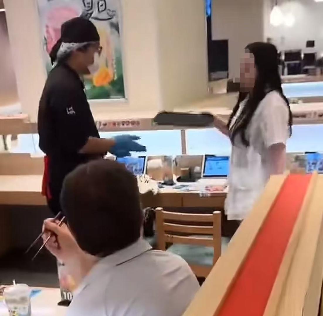 #寿司店发病女子家属已赔偿道歉#【上海警方通报“女子寿司店内扔盘撒泼”：用餐期间