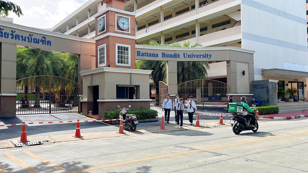 泰国工商大学留学生活，在校园里和泰国学生一起玩，感觉住进了泰剧里，努力开始学习泰