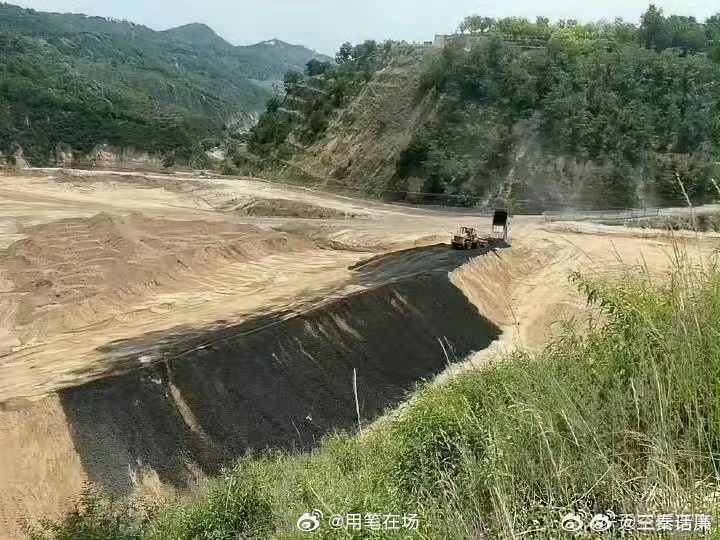 子长市余家坪镇禾草沟1号煤矿石违规掩埋违法问题!延安市子长市余家坪镇秦家崾石倾倒