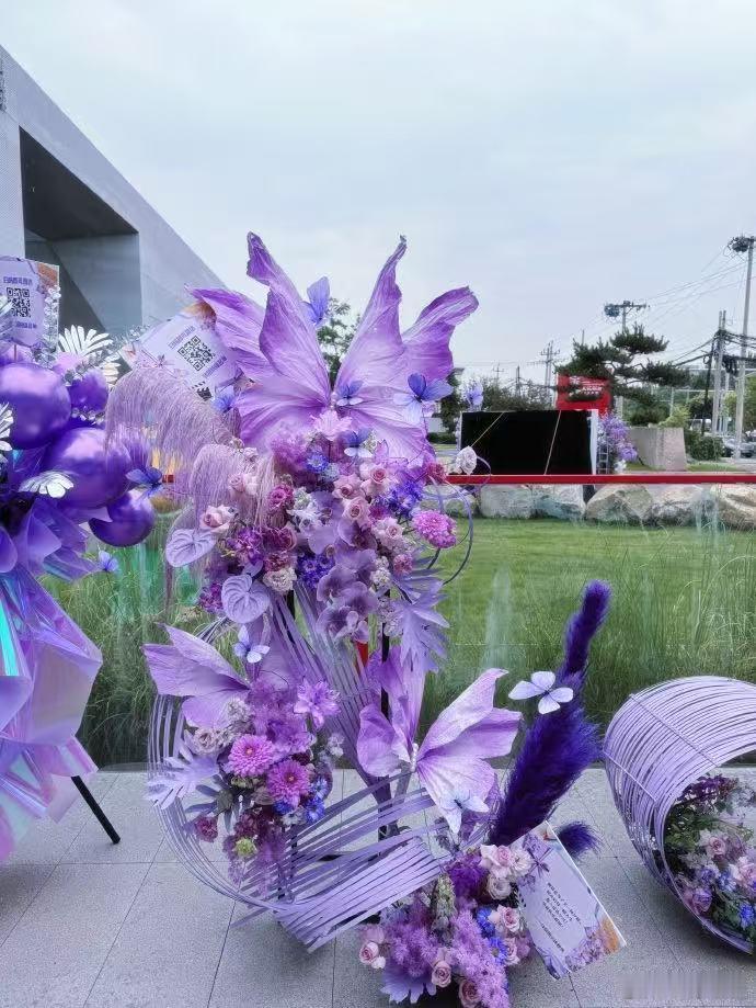 马嘉祺毕业典礼花篮应援马嘉祺告别大学生活盛大又温柔的毕业典礼应援来袭，花墙花篮搭