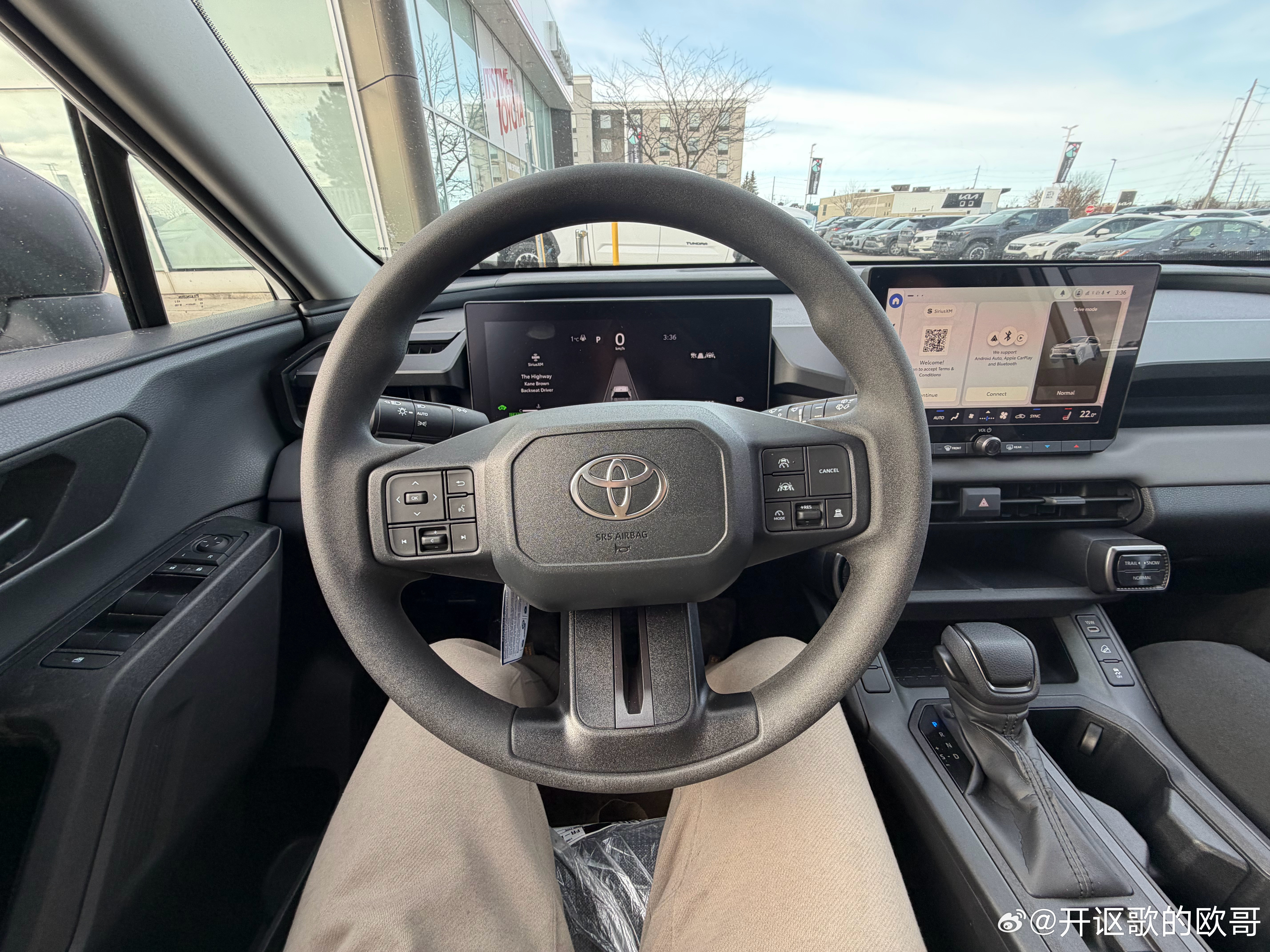 今天试驾了一台全新一代的丰田RAV4，配置是最低配的LE，透过图片可以看出来，他