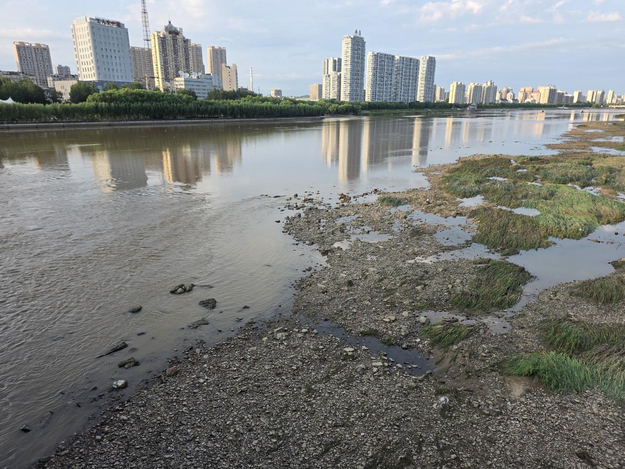 抚顺市暴雨骤至，退得也快。瞧瞧浑河河底，尽是建筑垃圾、砖头瓦块，有的水泥块上还附