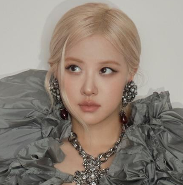 时隔3年，终于登上了一个认了出名字的ELLE韩国表现力依旧是：拼了命的斜眼，智张