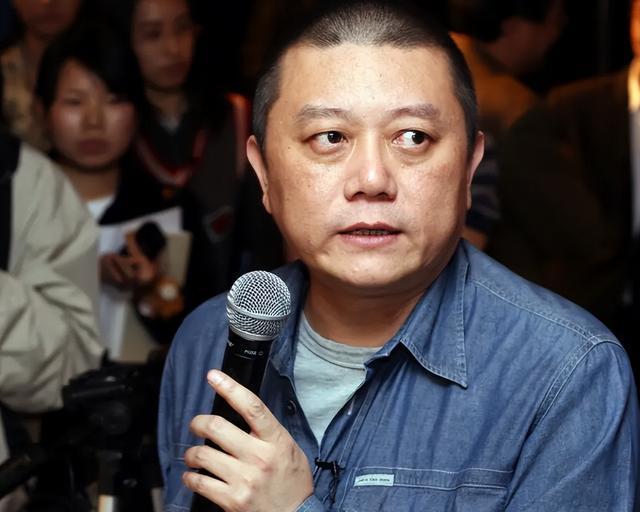 一次节目上，主持人对王朔说：“一看到你我有点忐忑，听说想采访您得提前交10万块钱