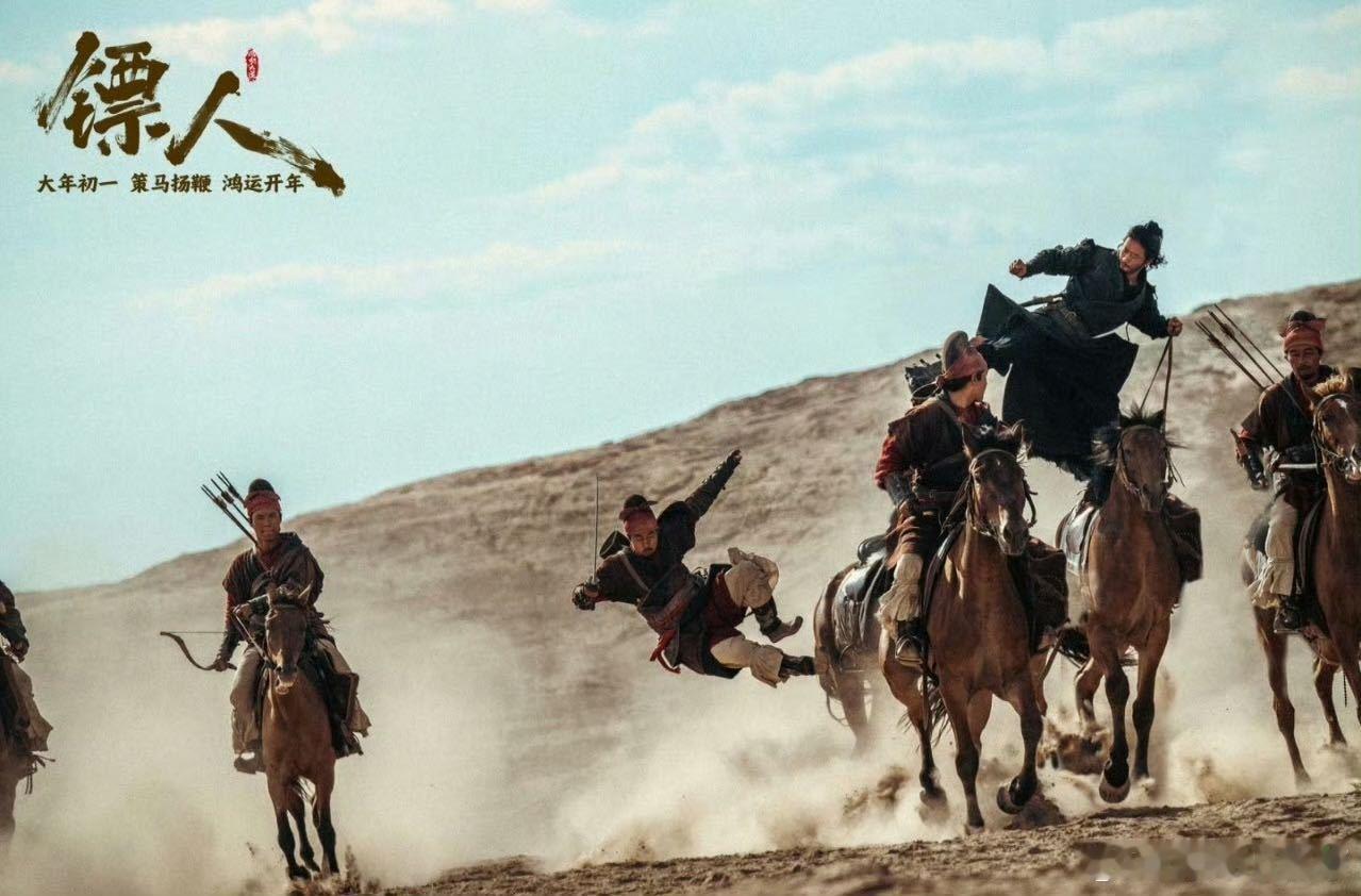 镖人眼神里是江湖故事吴京化身镖人“刀马”，斗笠下那低眸的瞬间，黄沙都似在诉说故事