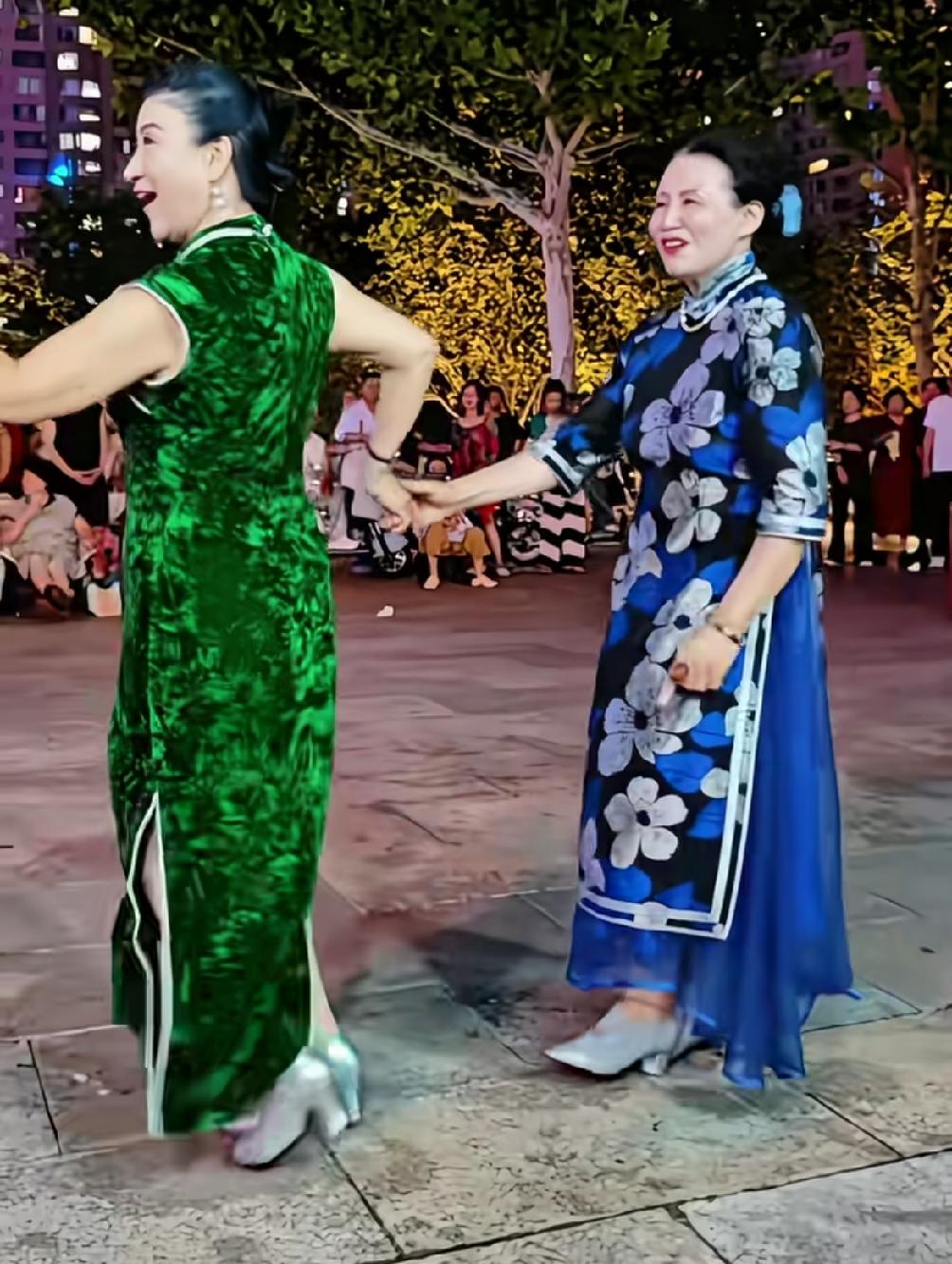 北安桥跳舞的黄姐，有一千件不同款式的裙子，几乎从不重复穿搭。每套造型都很有质感，