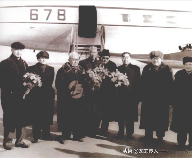 1961年1月12日，荣毅仁(左一)随周恩来总理出访缅甸后，乘专机回到北京。朱德