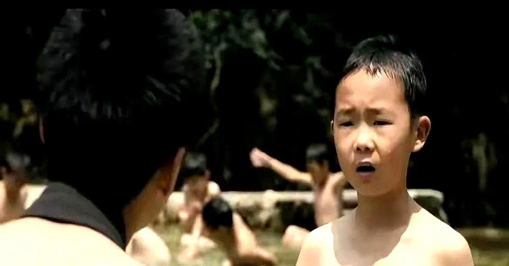 全网都在骂的娱乐圈，出了个“扫地僧”。

拍《主角》，12岁的王子铭演黑娃学戏，