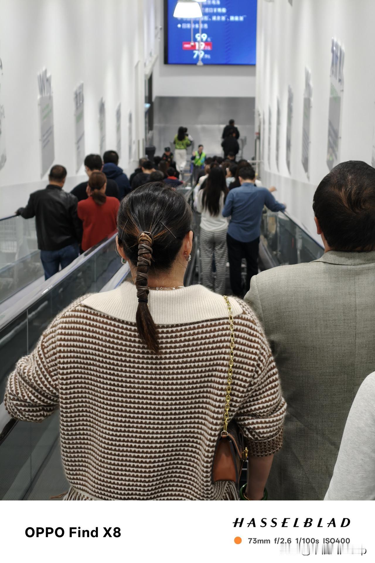 开业20天的张家港山姆会员店，一到周五晚上依然人山人海，虽然不用在外面排队了，但