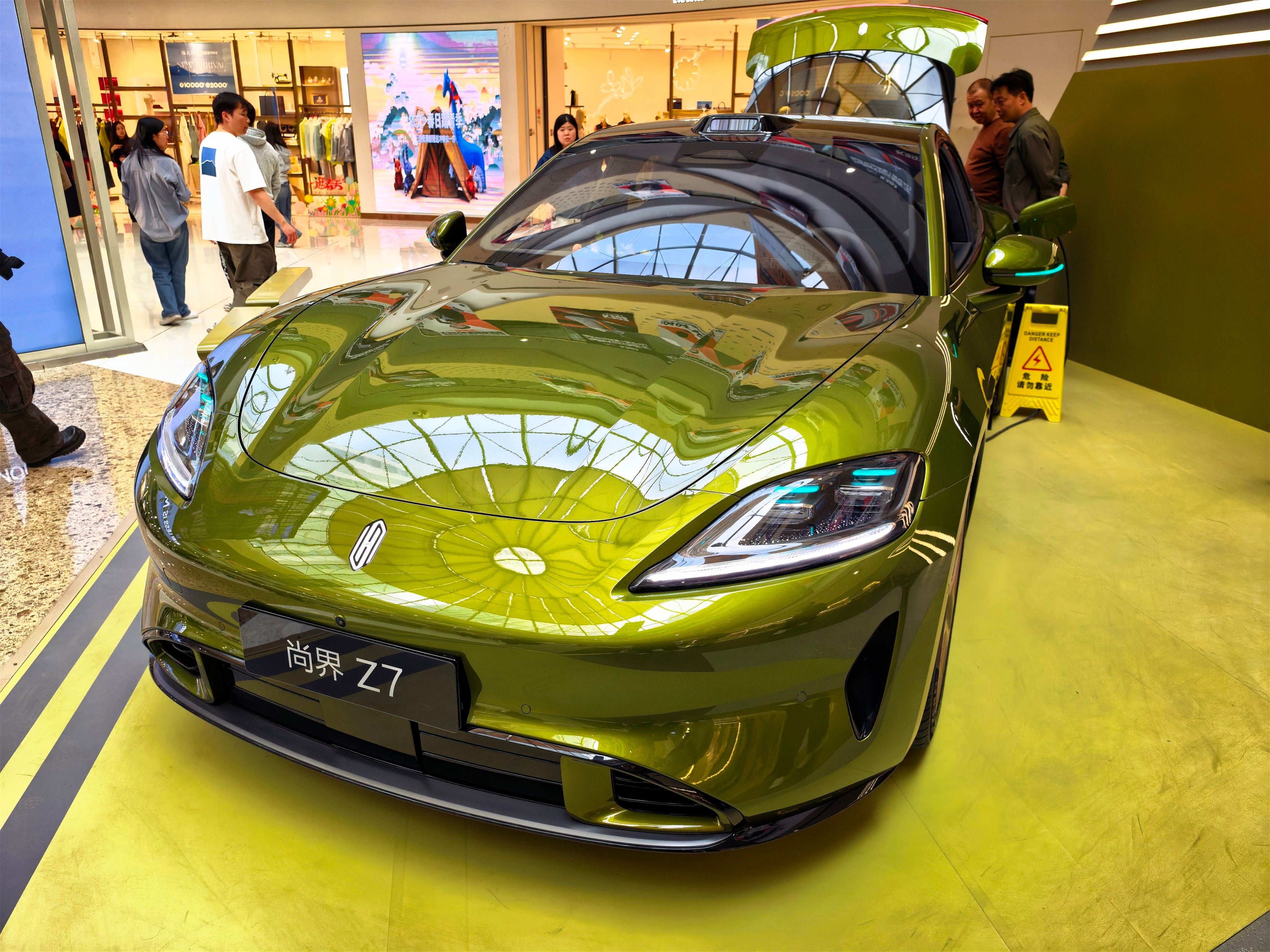 尚界Z7在万达里还是挺火的，周围都在拍照直播，搞得人都不敢上前参观了，可惜现在还