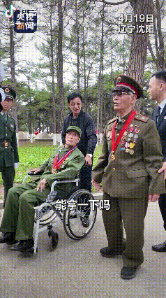 “这枪相当好了！如果我们当年有这样的装备就好了…”辽宁沈阳，88岁志愿军老战士何