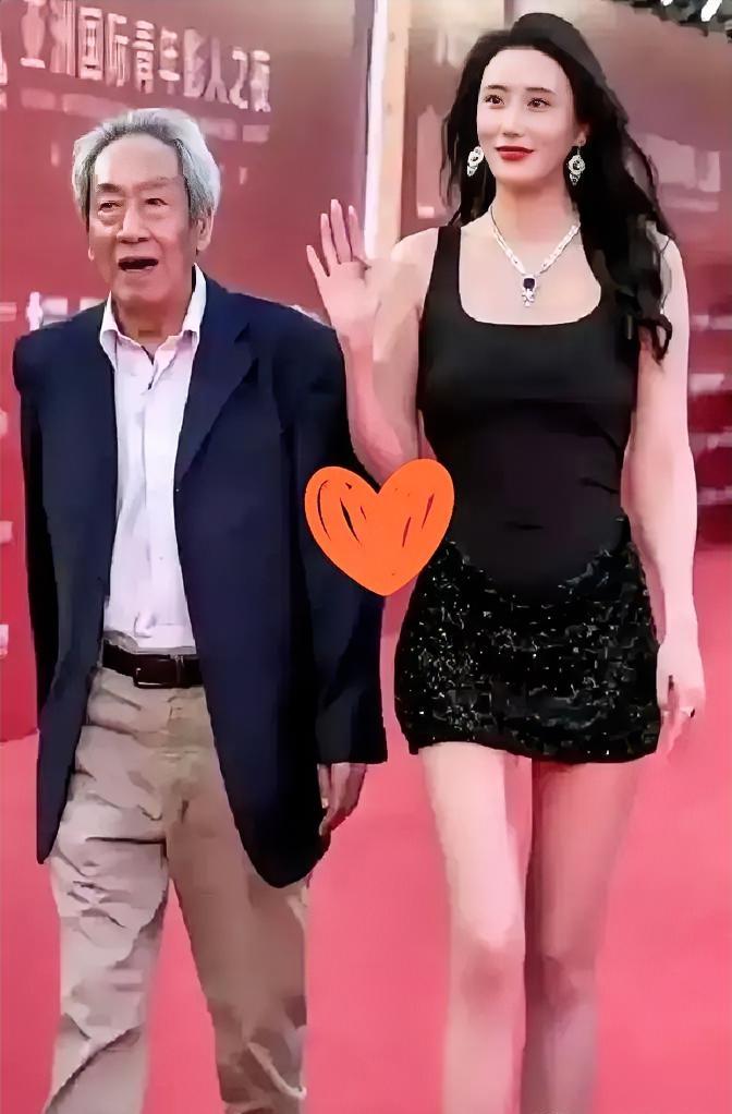 “79岁，王奎荣把自己名下北京一套140平的房子，加上卡里多万现金，全转给了小他