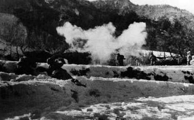 1950年，血战新兴里后，通信班长张积庆在打扫战场时，猛然看到一个奇怪的包袱，打