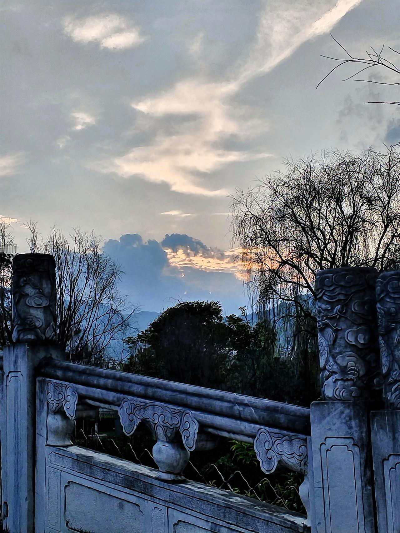 黄昏时分，古桥静谧，云海翻腾，岁月静好。站在古桥上，微风轻拂脸颊，带来丝丝凉意。