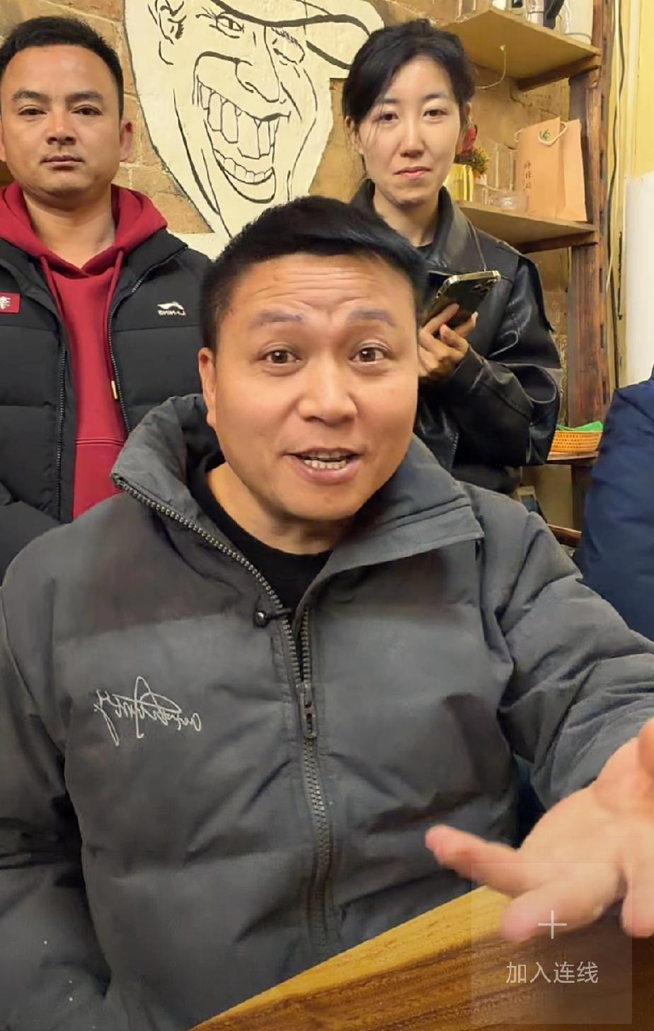 昨晚，海哥直播间，一个“傻妞”涨粉15万。
张曼玉，东北姑娘，地球村新成员。
不