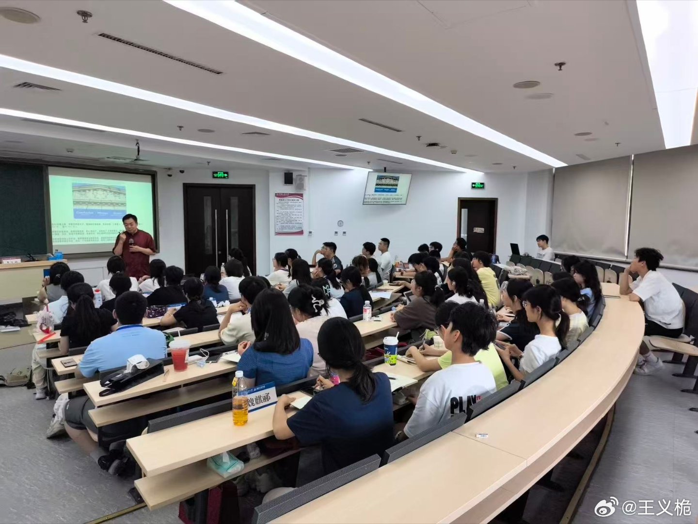 昔日总理号召为中华之崛起而读书，小平同志说电脑要从娃娃抓起；今日总书记倡导为人类
