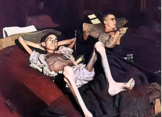 1945年，美国二等兵乔·戴姆勒被德军囚禁3个月后，终于被盟军救出。照片中的他，