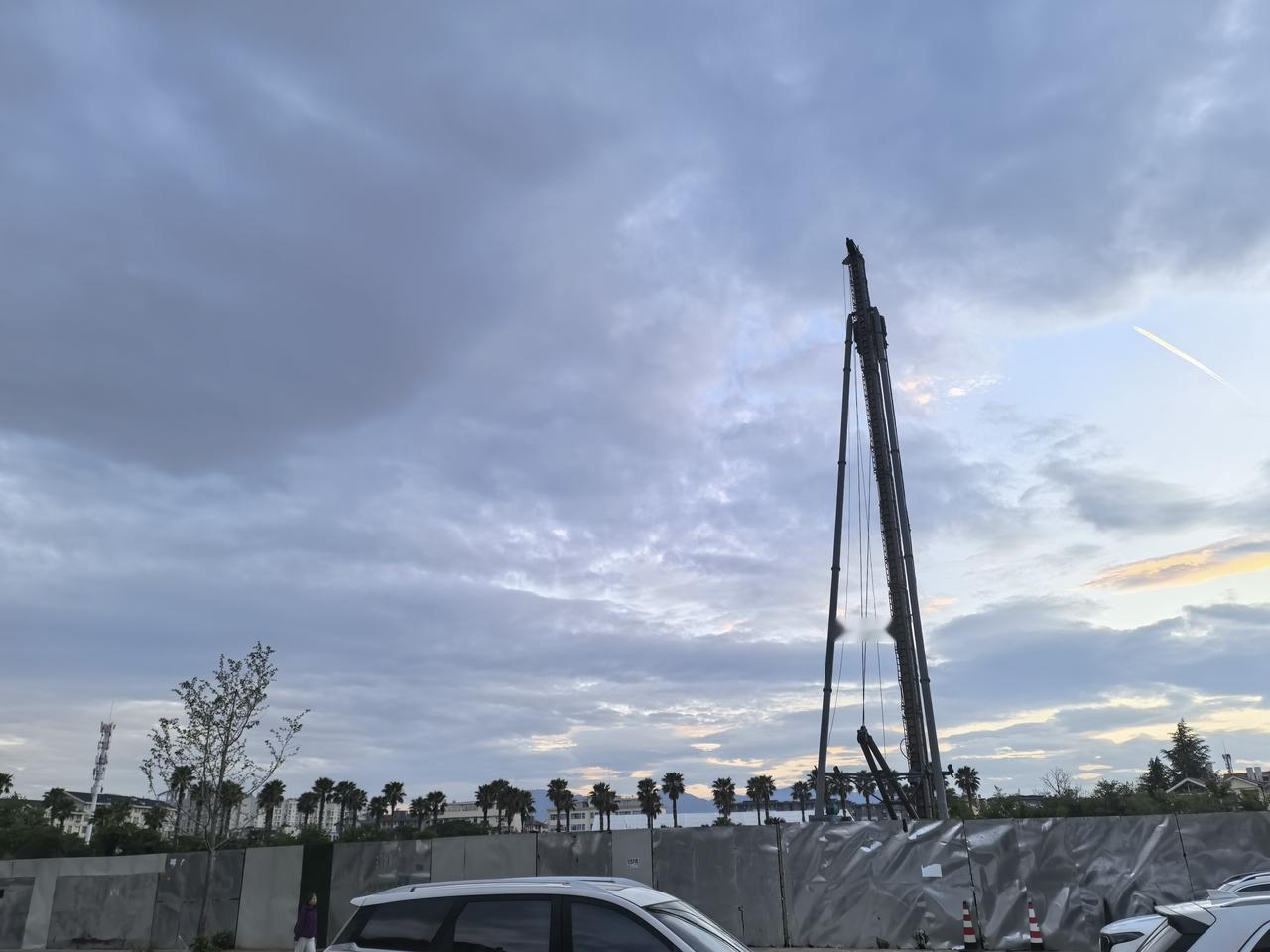 西山区的草海片区的金地云海一号与加州风景中间的这地地终于开发了，是云南建投承建分