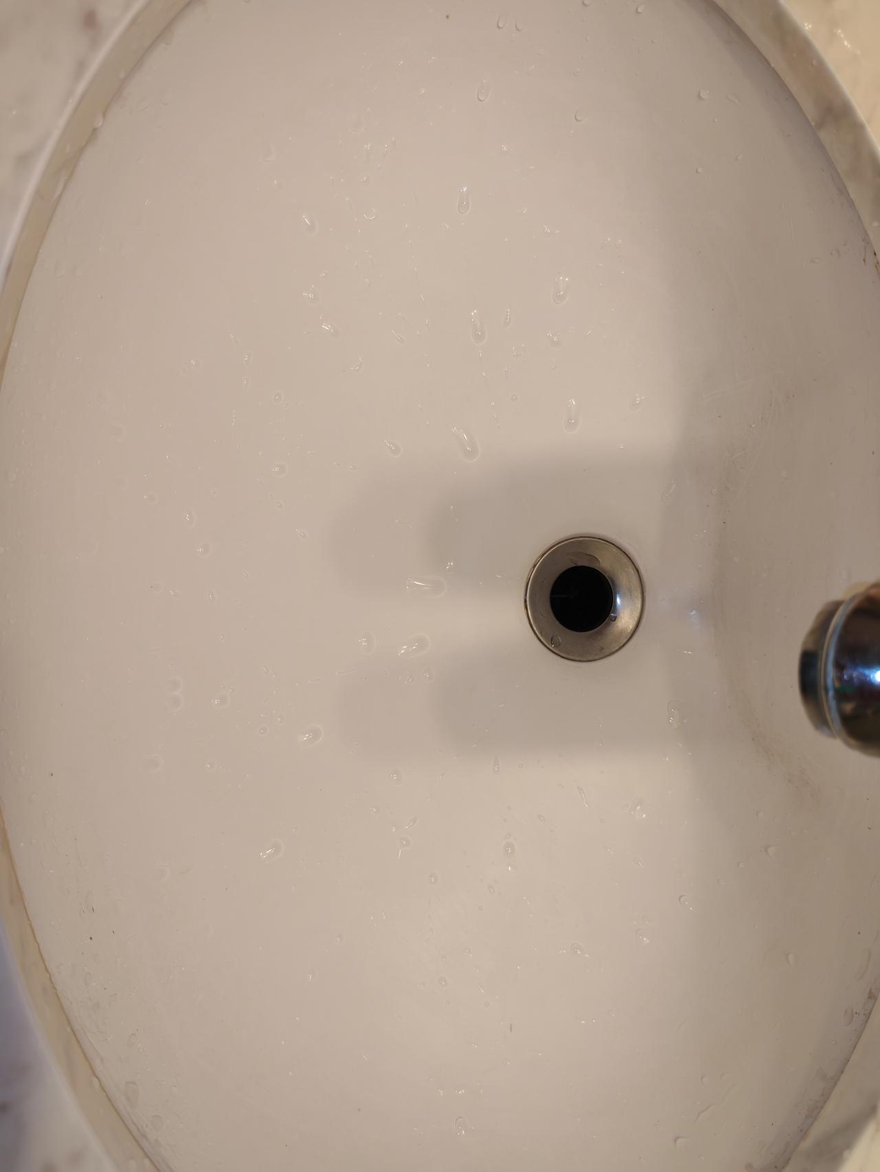 最近，我家卫生间的洗手盆和厨房水池子下水道堵了，放水的时候流速特别的慢。

我家