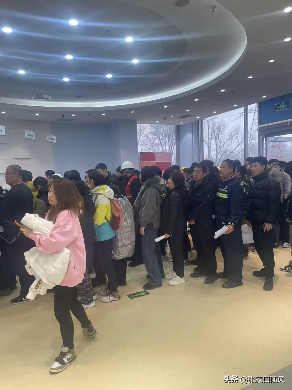 一年一度的体检，真是让人心累。你看看排队的这些人，真是人挤人。

感觉这个体检中