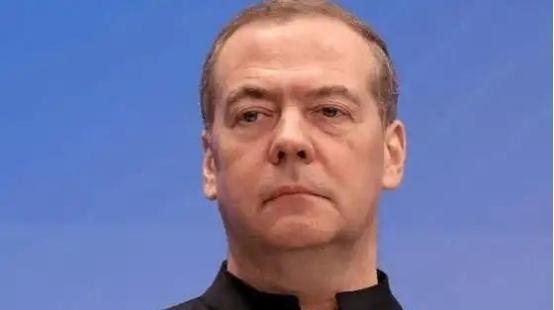 梅德韦杰夫曾扔出了一句让人后背发凉的话：“全世界，没有任何一支军队能挡住大规模的