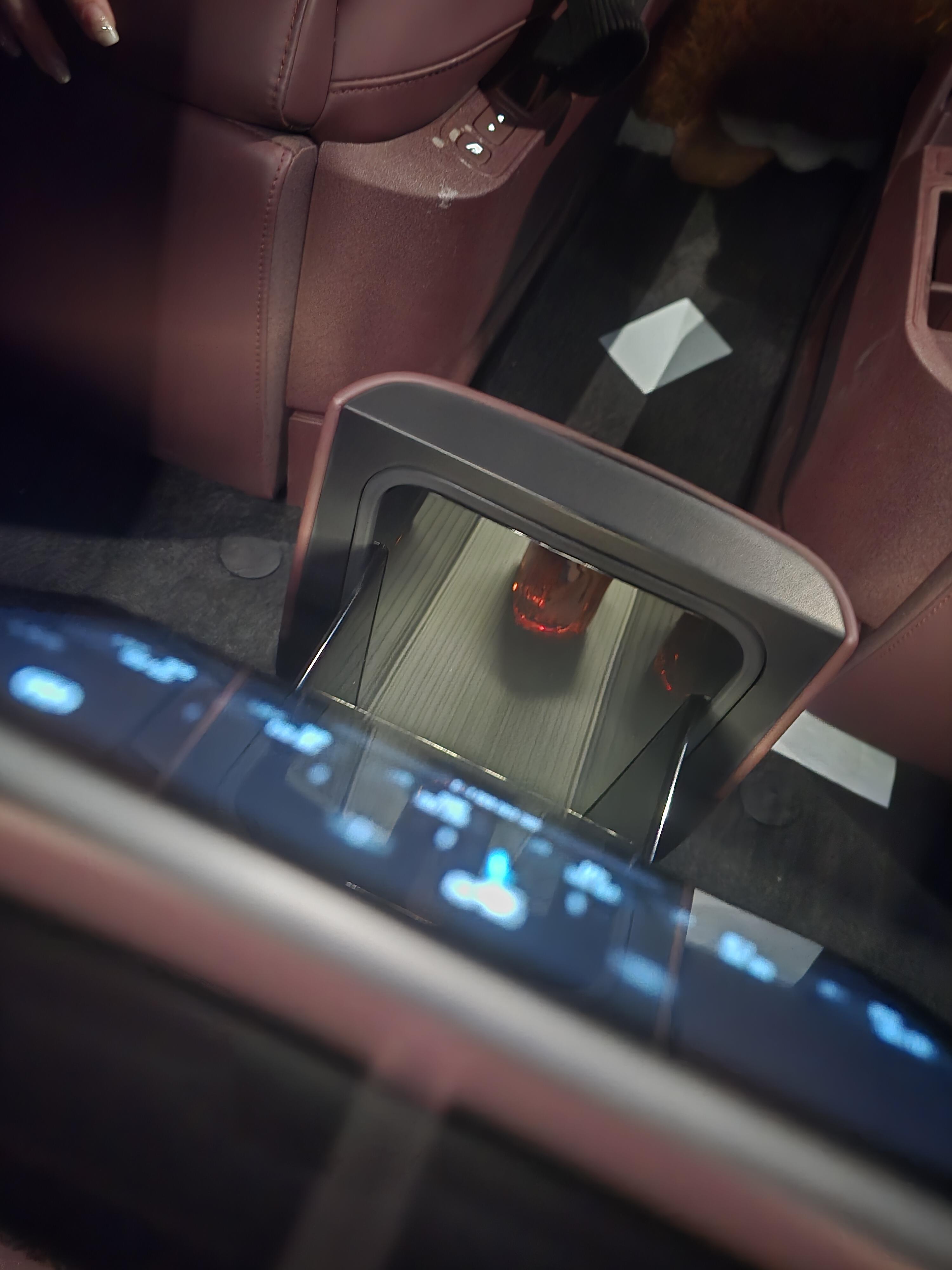 es8是真细节，冰箱里面有镜子，前排回手拿东西就能直接看着拿 