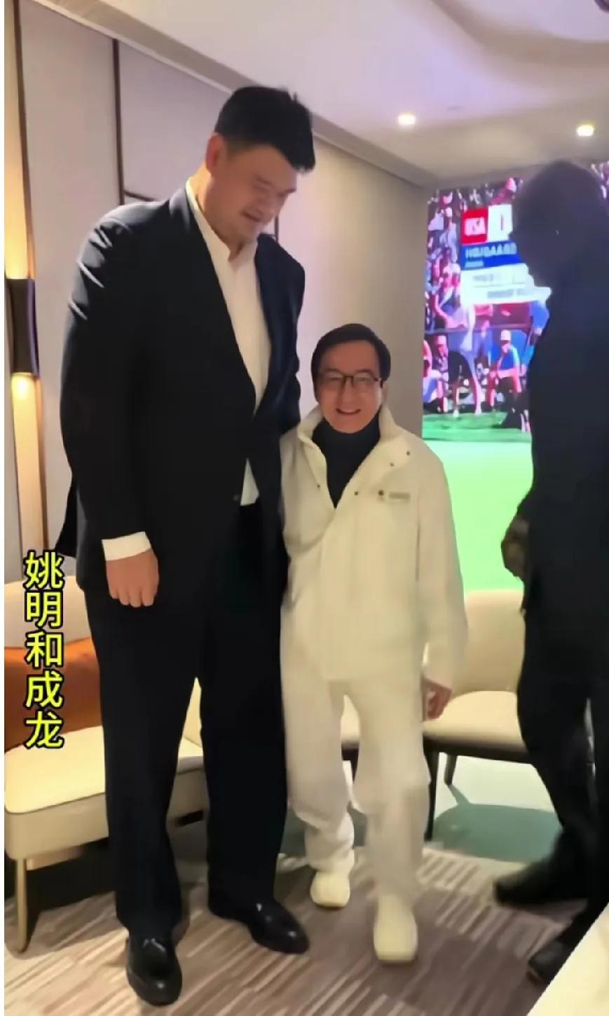 成龙跟姚明的合照，这无法言说的压迫感。
姚明这种身高，进门，坐车，恐怕都得弯腰。