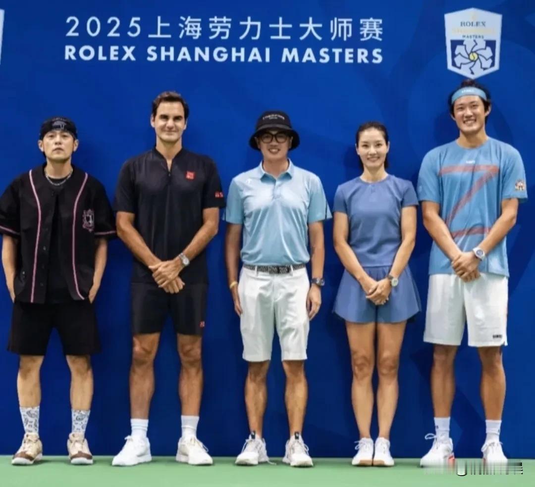 周杰伦终于在上海劳力士大师赛跟自己的偶像费德勒合影了！
站在偶像旁边的周董，有点